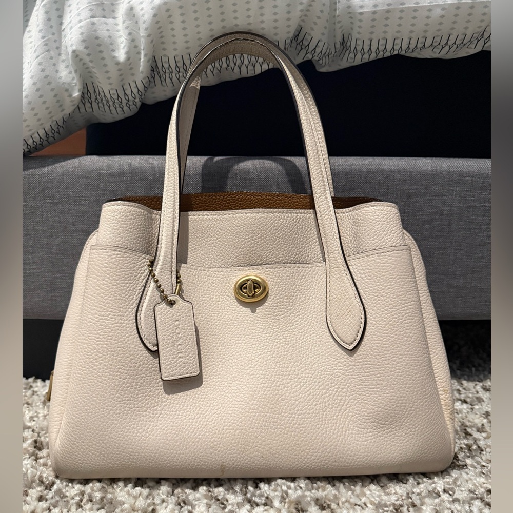 Coach Elegant Leather Handbag